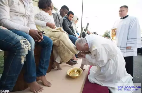 Photos: Pope Francis kisses and washes feets of Muslim, 4 Nigerian Catholics and Hindu refugees in Easter ritual